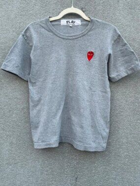 Kawakubo Ling PLAY series gray red heart T-shirt